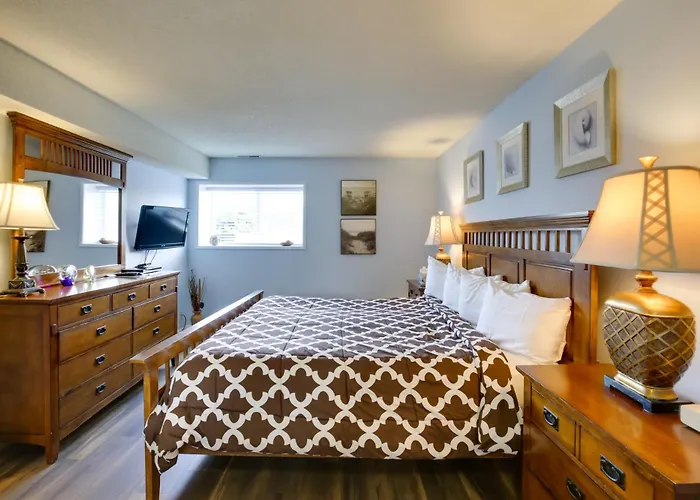 Comfortable Lincoln City Condo W/ Patio & Views!