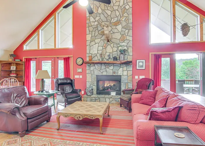 On-Site Forest Trail Access! Home In Burnsville