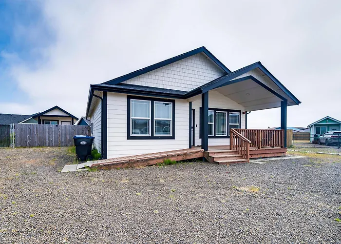 Hot Tub: Modern Ocean Shores Home, 2 Mi To Beach!