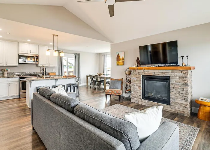 Hot Tub: Modern Ocean Shores Home, 2 Mi To Beach!