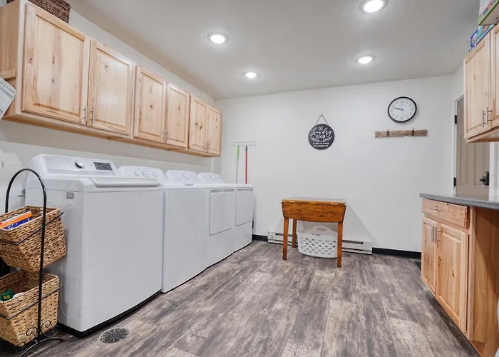 Luxury Getaway Near Mineral Spa - Ponderosa Cabin