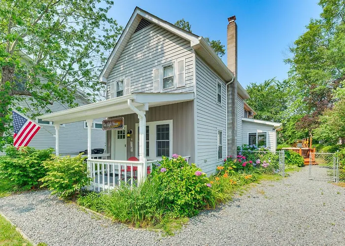 Adorable Cottage: Fire Pit, Walk To Colonial Beach