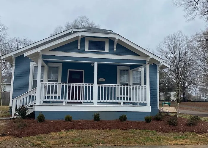 Cozy Chestnut Cottage- Downtown Favorite!
