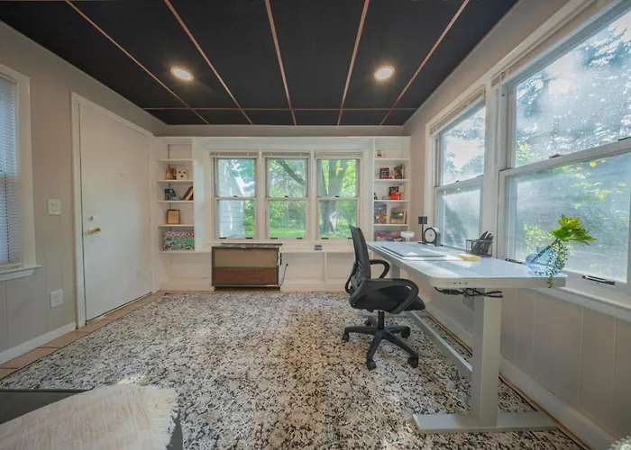 Newly Renovated Townhouse On A Tranquil Street