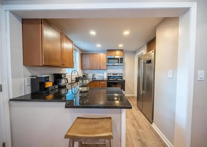 Newly Renovated Townhouse On A Tranquil Street