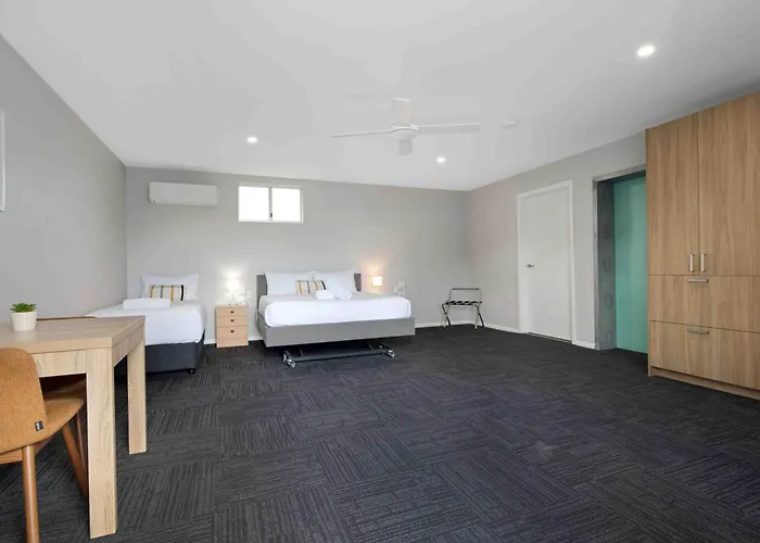 Hive Hotel, Moruya