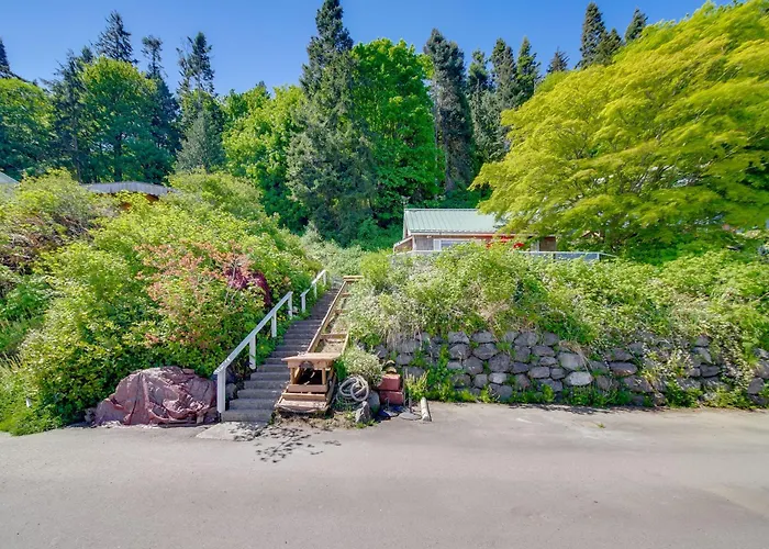 Waterfront Gem W/ 2 Patios On Camano Island