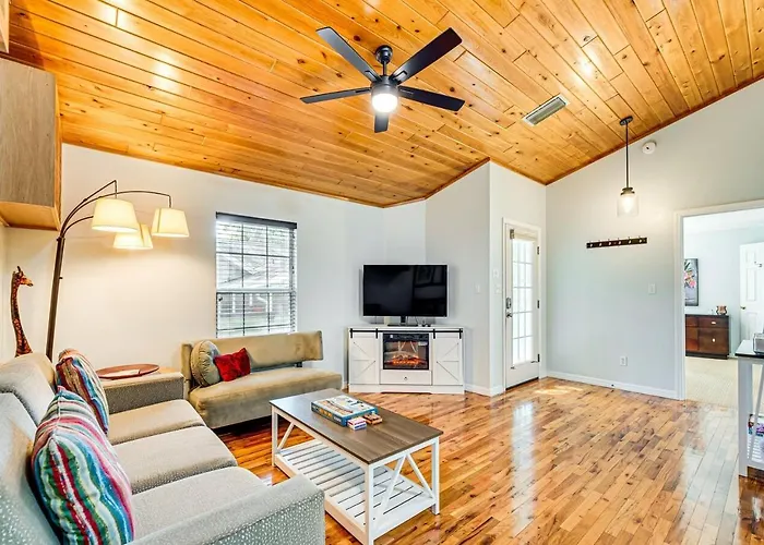 Cozy Bungalow Steps From Downtown Mount Dora