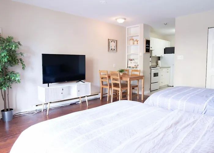 Beachy 2 Bed Studio Suite, Balcony And 4 Min To Lake