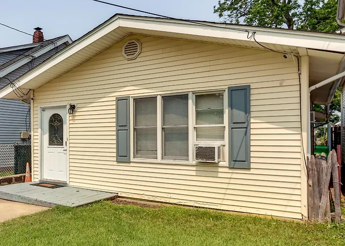 Cozy Keansburg Cottage: Walk To Beach & Boardwalk!