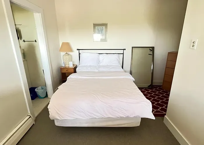 Admiral'S Quay Motel & Suites