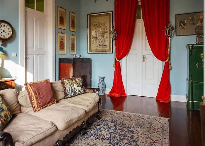 Vintage Balcony Guesthouse & Suites