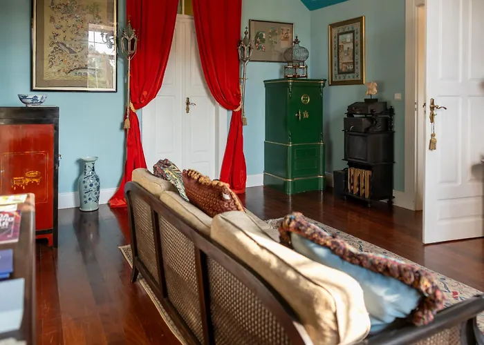 Vintage Balcony Guesthouse & Suites