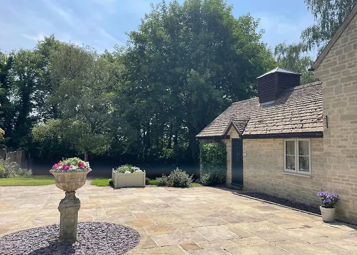 Nethercote Cottage, Kingsize Bed, Seven Springs Cottages
