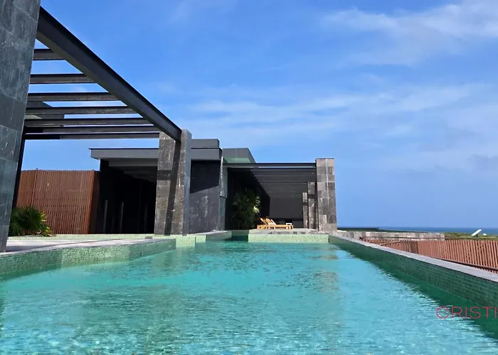 "Tropical Vibe" - Jet Tub - Filtered Water - 2 Free Beach Clubs