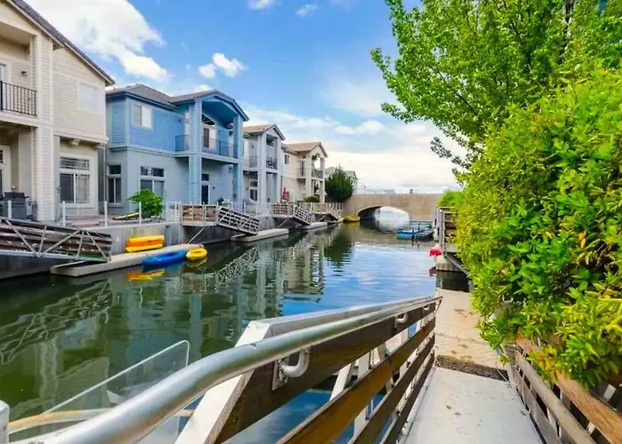 Marina Escape-Lake-Family-Fishing-Casino