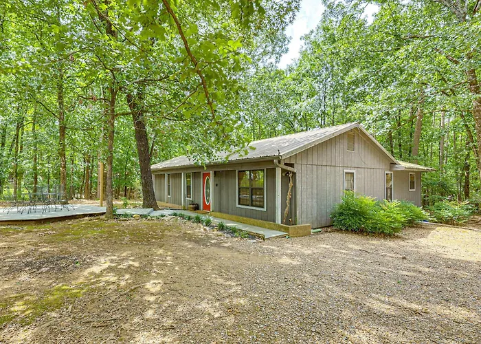 < 3 Mi To Broken Bow Lake: Wooded Haven!