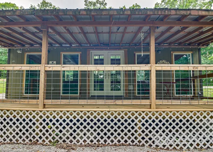 1 Mi To Lake: Charming Byrdstown Retreat W/ Deck!