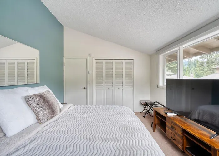 Mt Hood Village Condo - Cozy Retreat With Fireplace