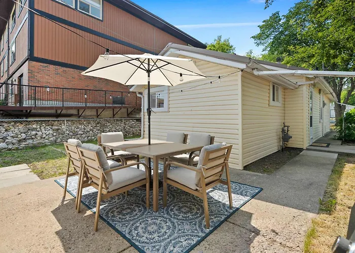 The Canary 2Br Gem In Downtown Drumheller