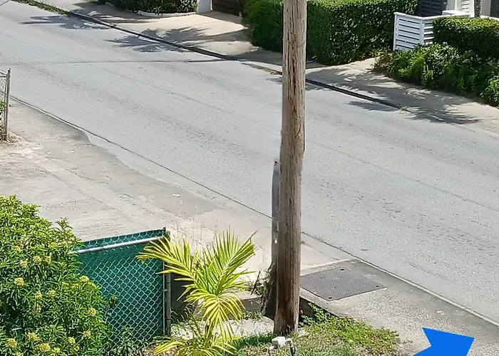 Cozy Suite, Wifi, Ac In Bedroom & 1 Minute Walk To West Coast Beach!