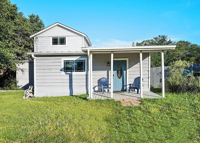 6-Min Walk To Lake - Home W/Fire-Pit & Pool Table