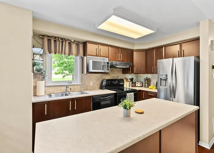Simplylovely Modern Condo Near Downtown Ottawa With Free Parking And Patio