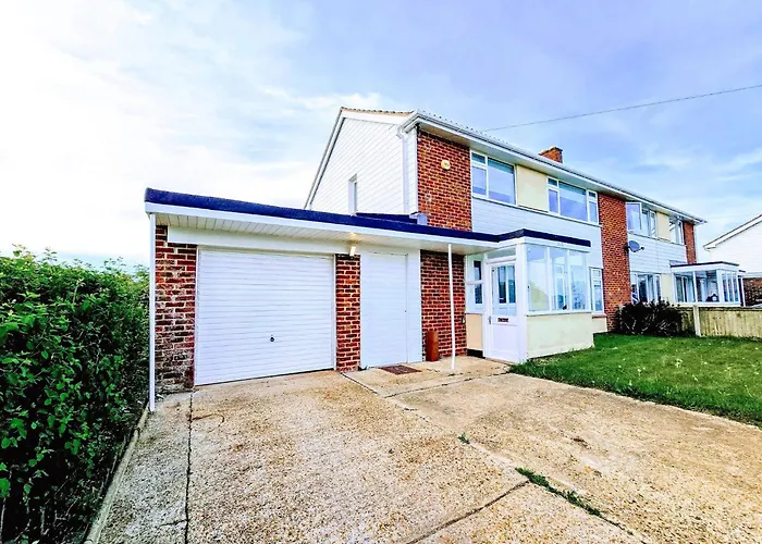 Spacious 4-Bed Dover House | Hot Tub & Sea Views