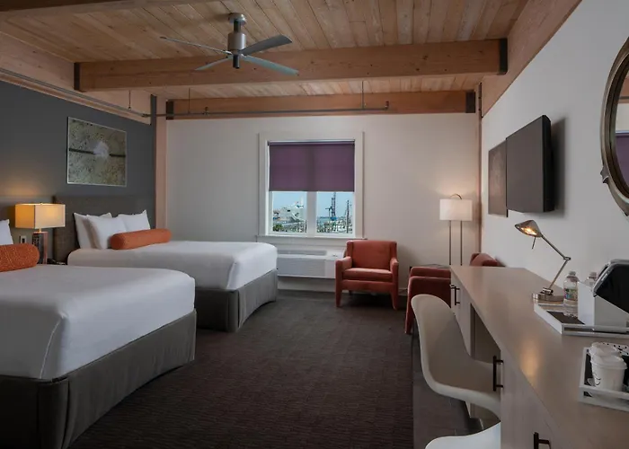 Harbor House Hotel And Marina At Pier 21