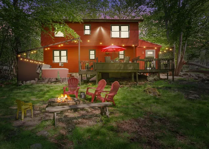 Chalet Renovated Near Casino, Camelback , Kalahari 4Bdrms Firepit Hot Tub Game Room