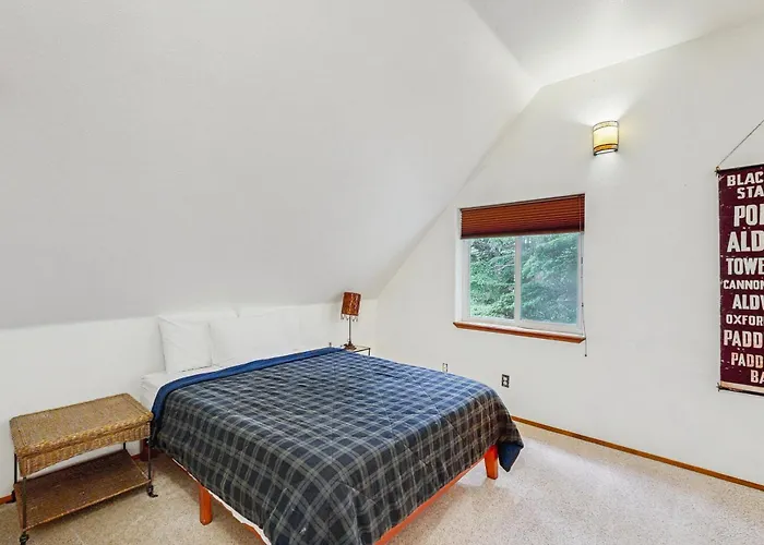 Quiet Girdwood Chalet Pointed Toward Turnagain Arm