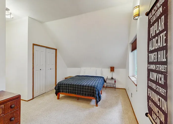 Quiet Girdwood Chalet Pointed Toward Turnagain Arm