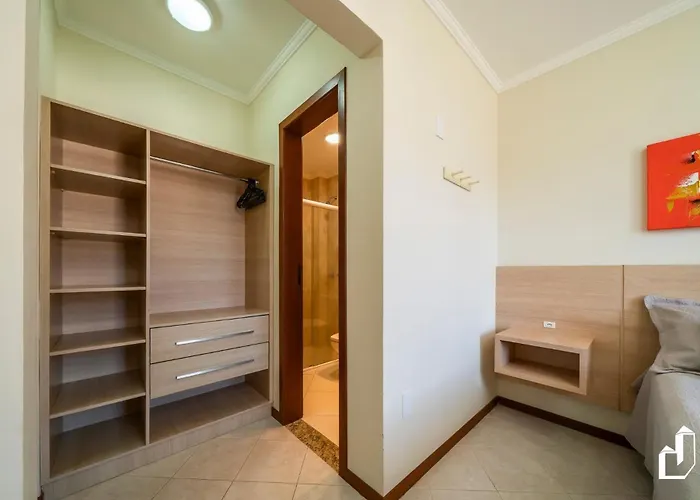 Apartamento com 02 dormitórios aqui é só trazer as malas e aproveitar as férias