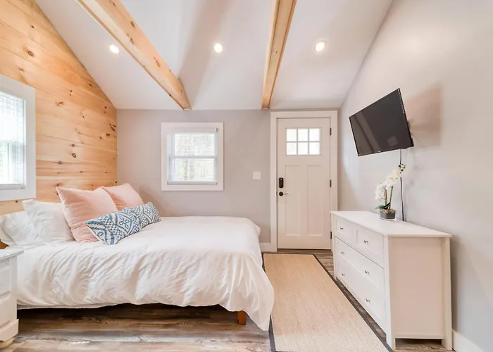 Studio With Deck By Leavetown Vacations