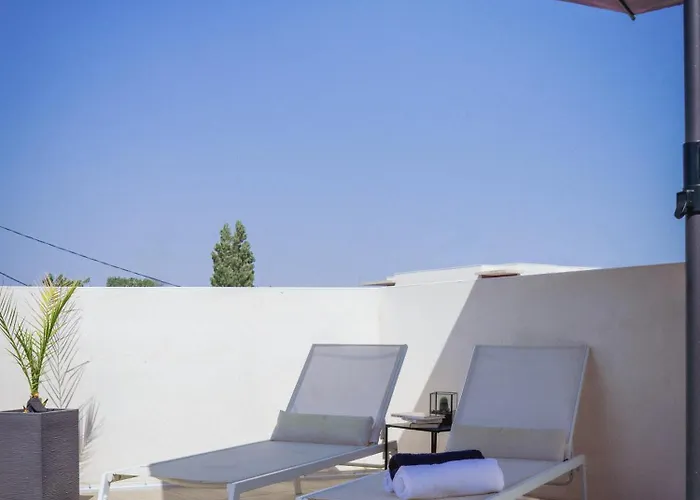 36 2 L Air Marin Terrasse Bioclimatique Toutes Saisons Detente Et Confort Netflix Sur Ecran Geant Stationnement Gratuit Et Acces Autoroute Facile