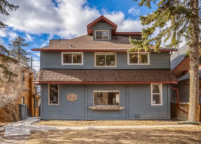 Mountain View Retreat In The Heart Of Banff - Massive House Sleeps 23