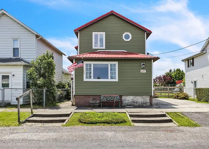 Home Port - Spacious Retreat In Prime Location Home