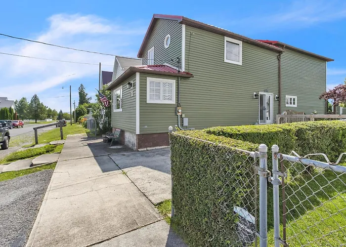 Home Port - Spacious Retreat In Prime Location Home