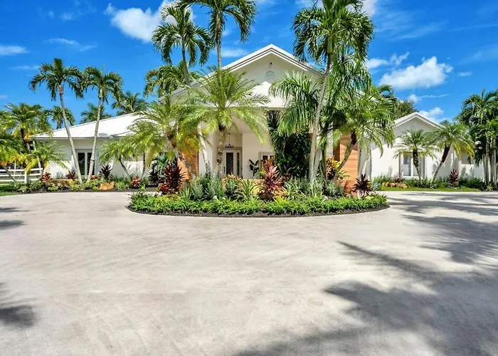 Sports Resort Heated Pool & Paddle Pro Courts L51