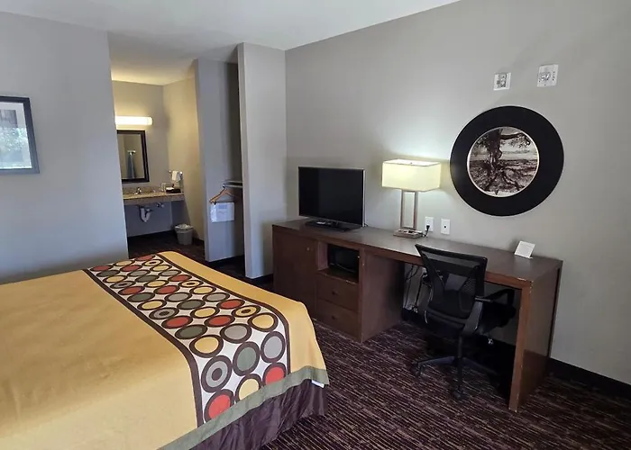 Super 8 By Wyndham Carrizo Springs