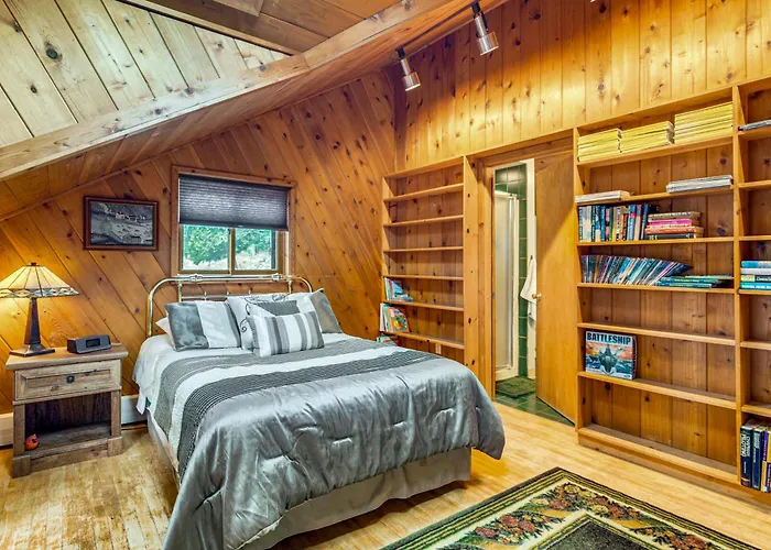 Sauna & Pool Table: Family Home On Lake Chicagon
