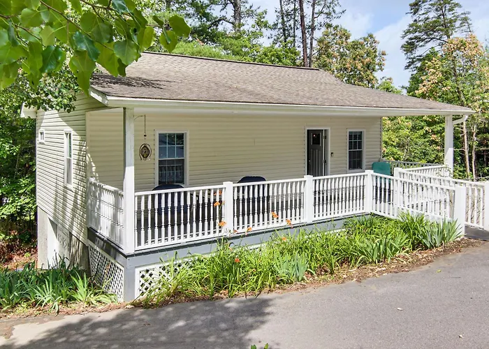 4 Mi To Main Street: Petite Weaverville Escape!
