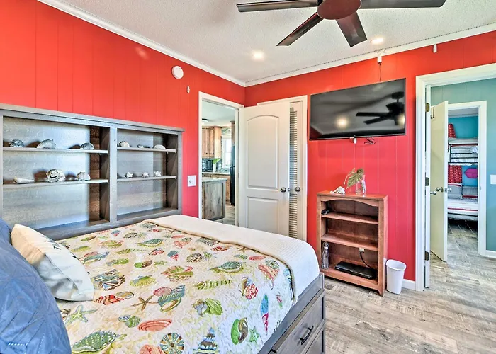 Coastal Home: Walk To Holden Beach!