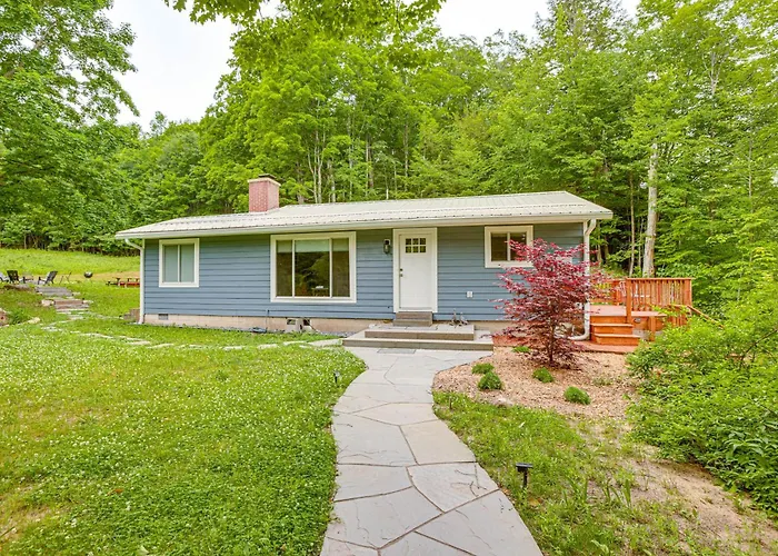 Secluded Suttons Bay Retreat W/ Fire Pit!