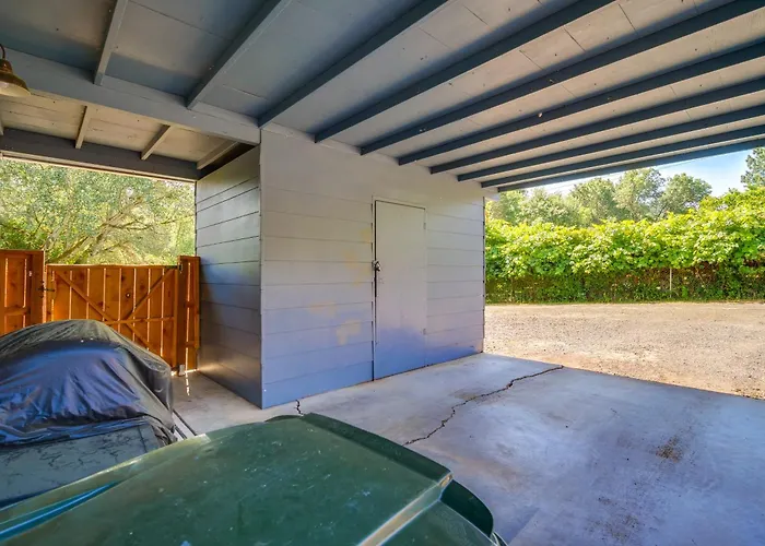 Cozy Roseburg Home W/ Deck + Gas Grill!