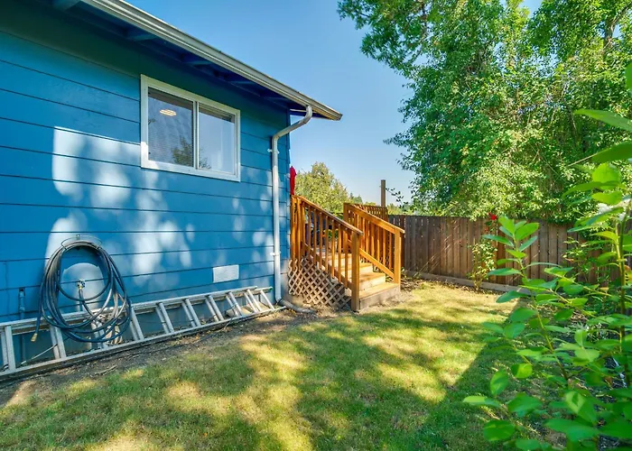 Cozy Roseburg Home W/ Deck + Gas Grill!