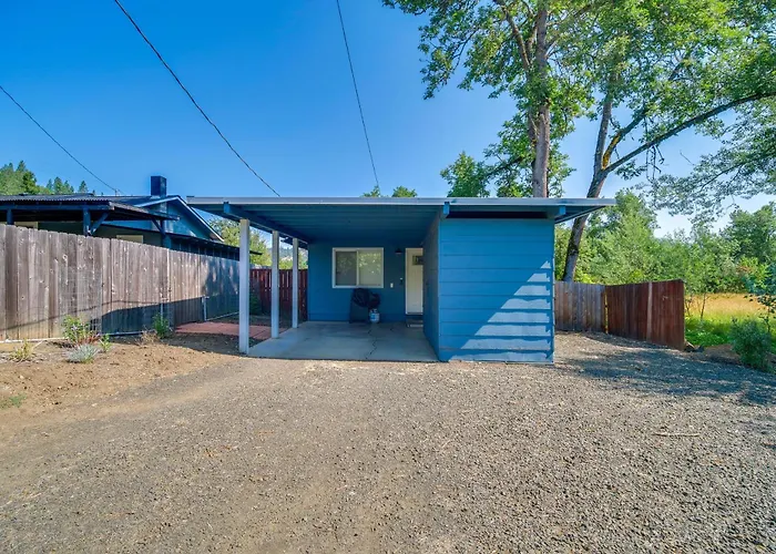 Cozy Roseburg Home W/ Deck + Gas Grill!