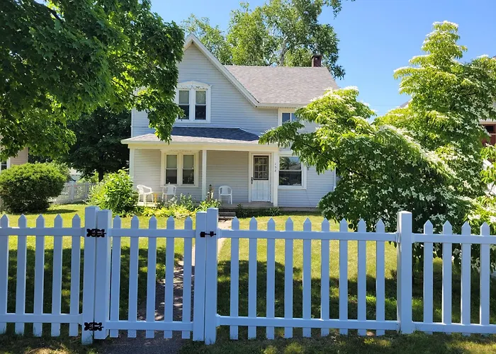 Centennial House - Great Location With Lakeview!