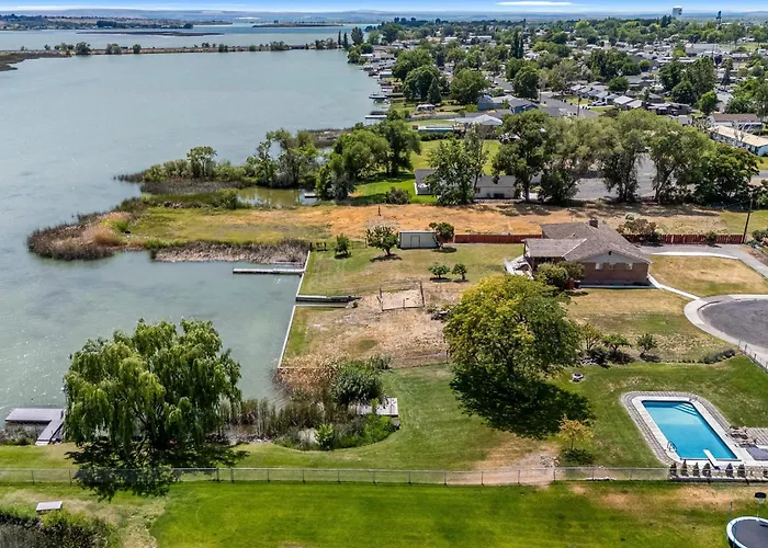 Lakefront Washington Home W/ Private Pool & Sauna