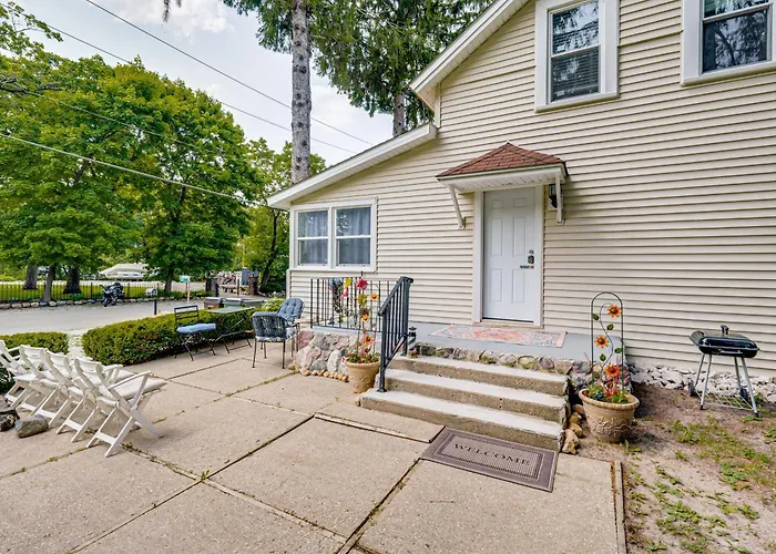 Powers Lake Home W/ Patio - 9 Mi To Lake Geneva!